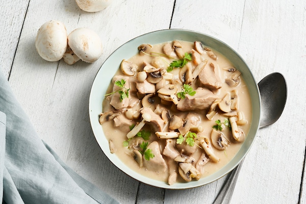 Un plat à base de champignon et de sauce dans une assiette creuse