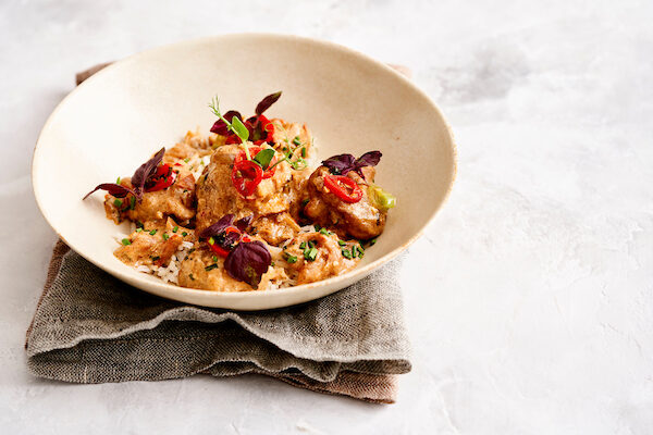 Une assiette de riz et de poulet tandori